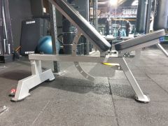 Açılı Bench Sehpası Gri Spor Salonu Kullanımı