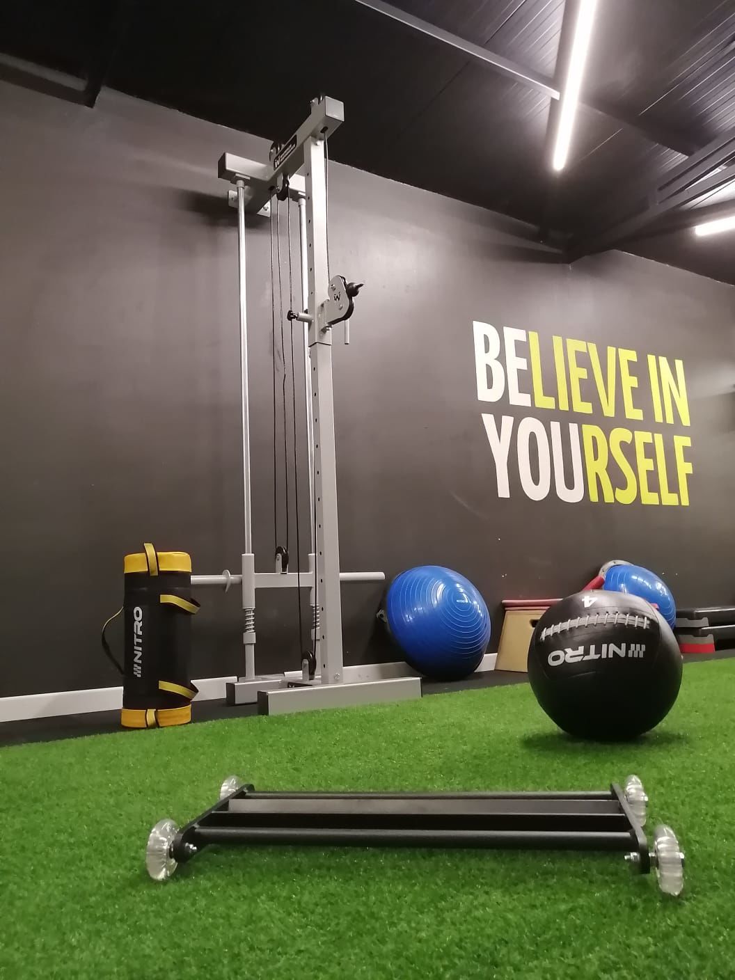 GLUTE HAM ABROLLER